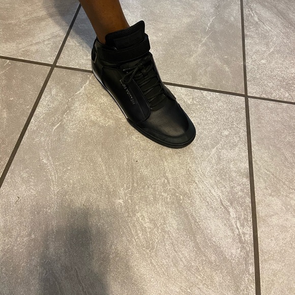 Men’s Louis Vuitton sneakers - Picture 2 of 8